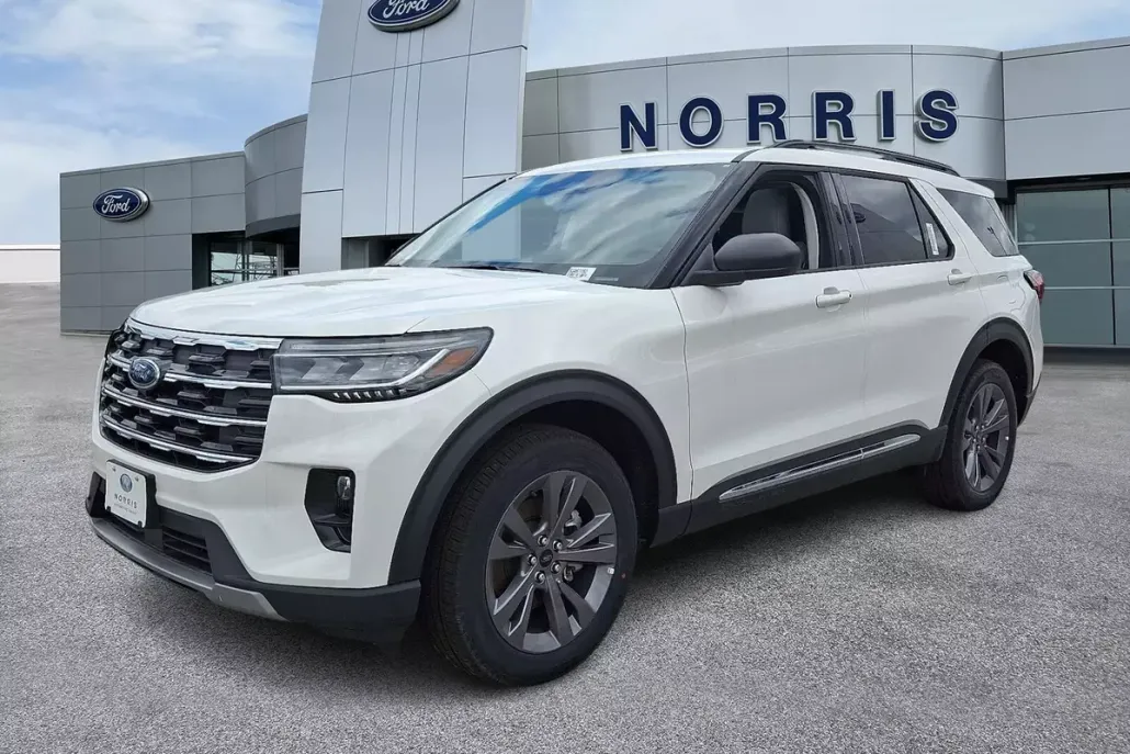 2025 Ford Explorer photo 1