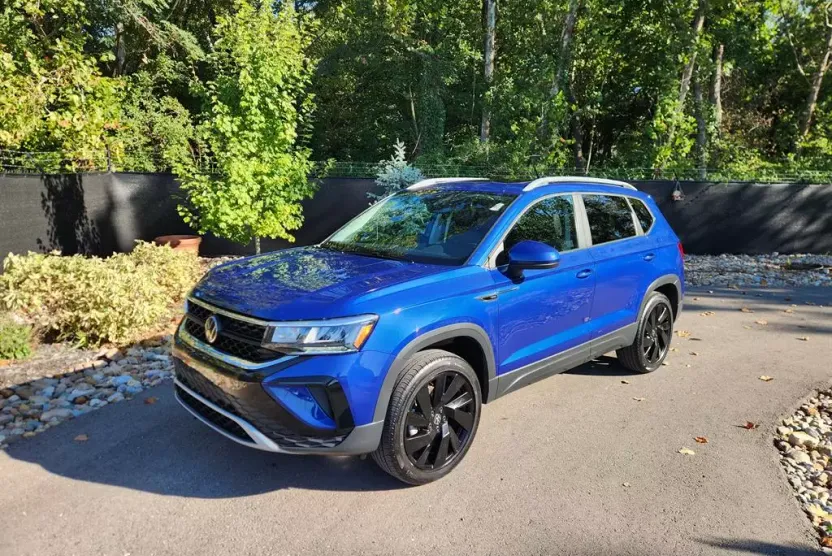 2024 Volkswagen Taos SE photo 1