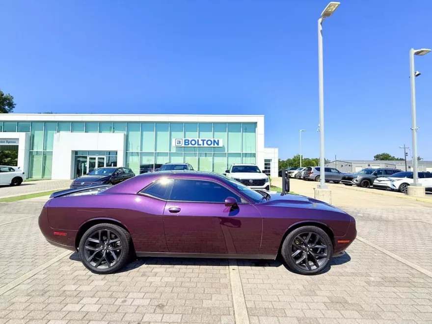 2022 Dodge Challenger SXT photo 1
