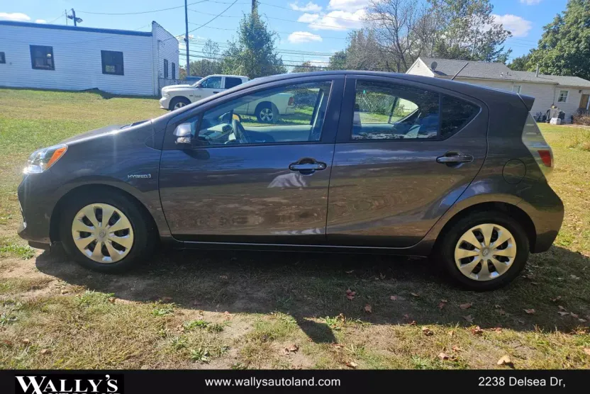 2012 Toyota Prius C One photo 1