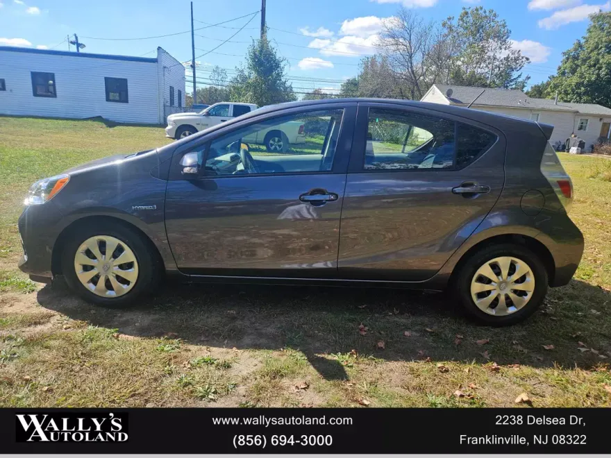 2012 Toyota Prius C One photo 1