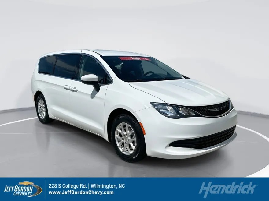2017 Chrysler Pacifica Touring photo 1