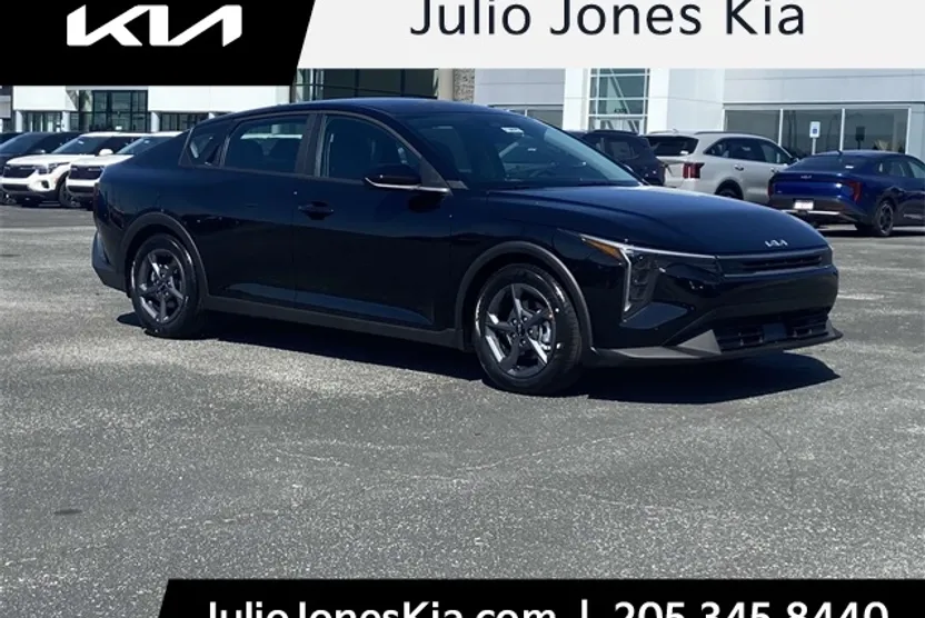 2025 Kia K4 LXS photo 1