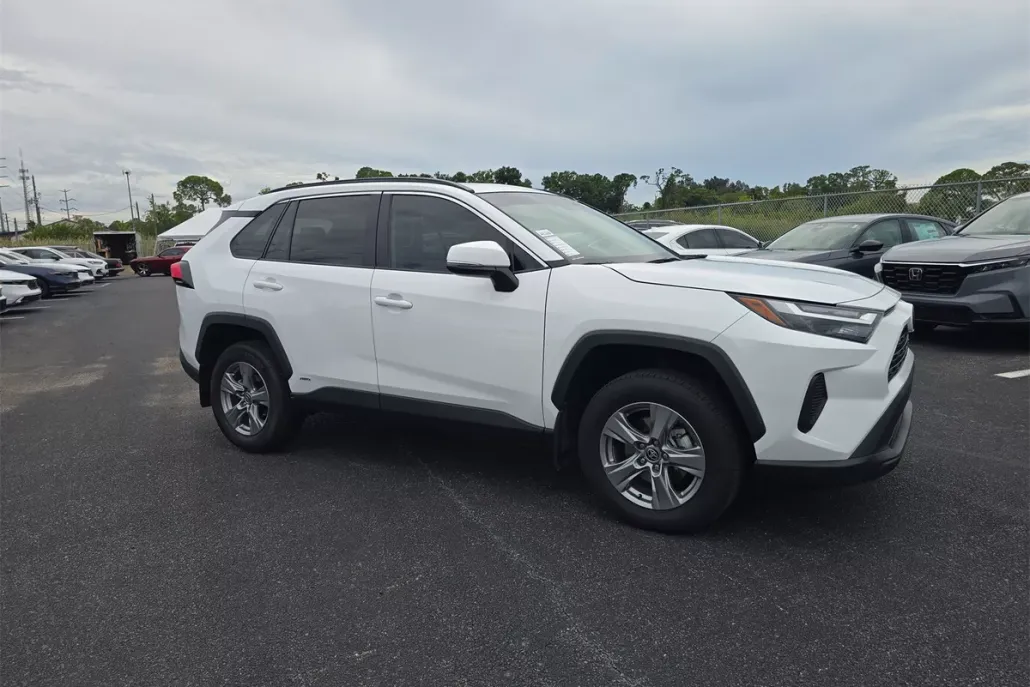 2024 Toyota RAV4 Hybrid XLE photo 1