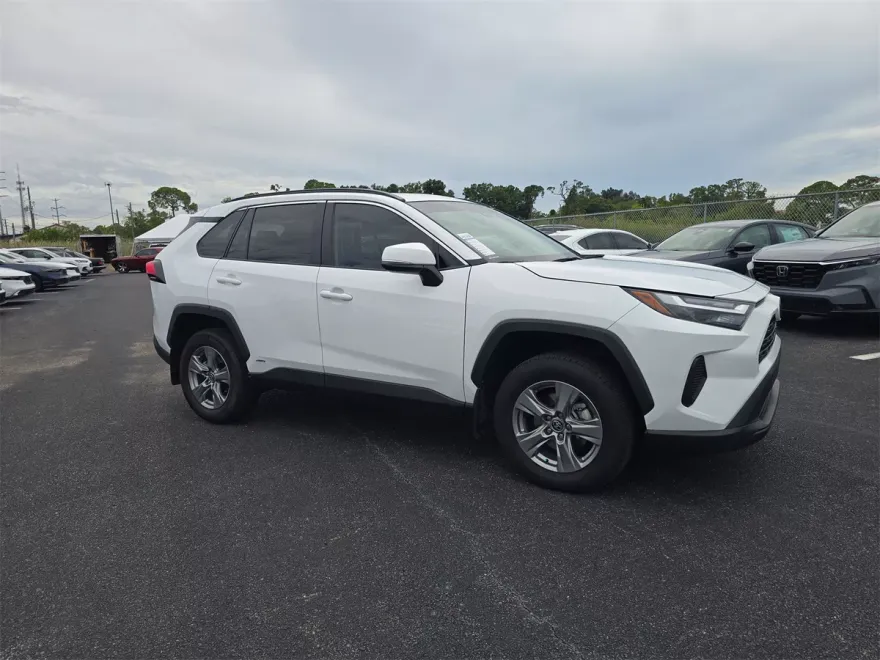 2024 Toyota RAV4 Hybrid XLE photo 1