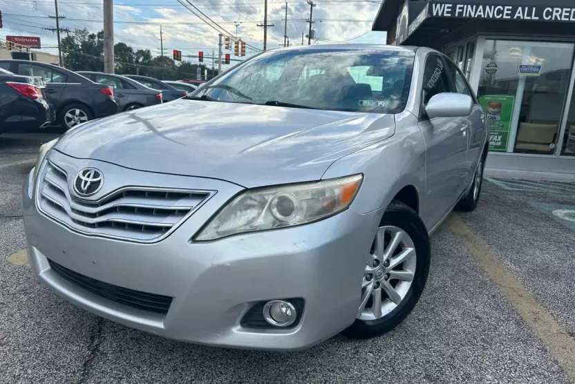 2011 Toyota Camry XLE photo 1