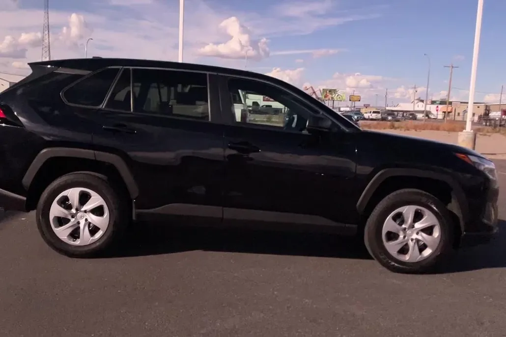 2024 Toyota RAV4 LE photo 1