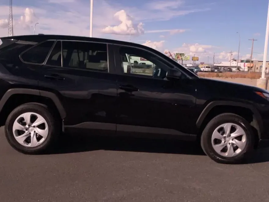 2024 Toyota RAV4 LE photo 1