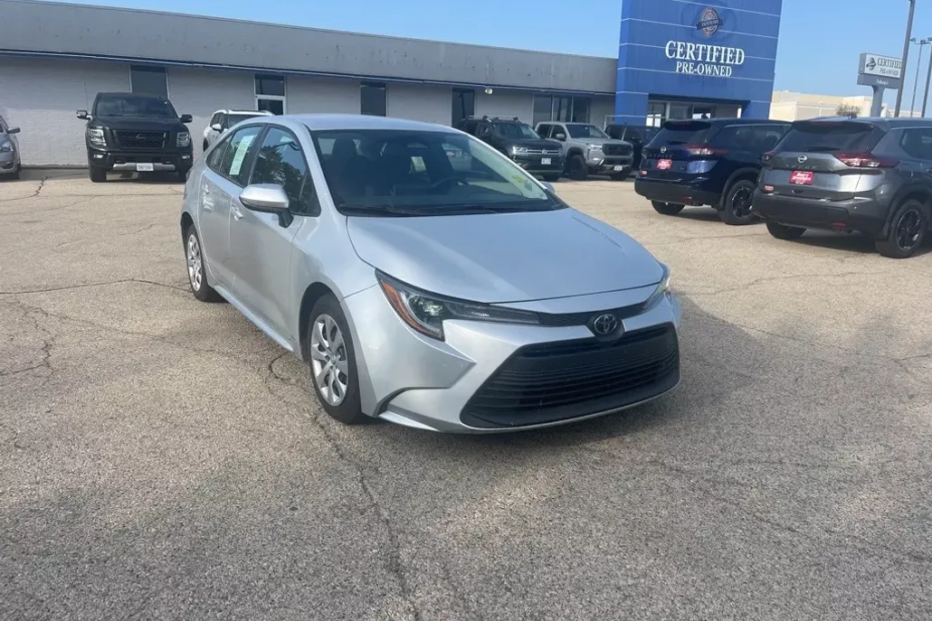 2023 Toyota Corolla LE photo 1