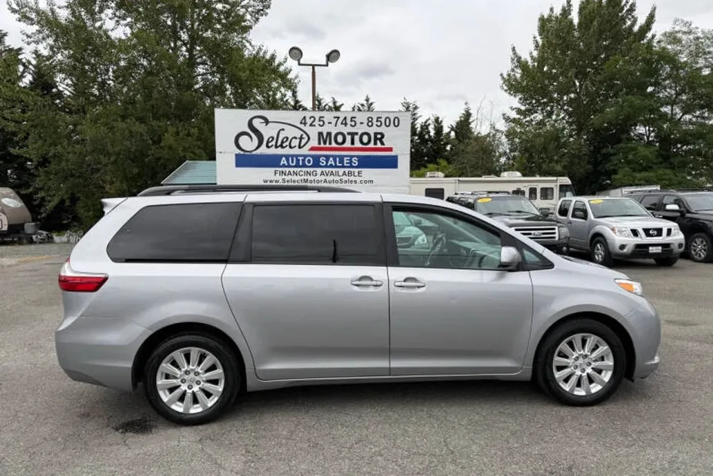 2015 Toyota Sienna LE photo 1