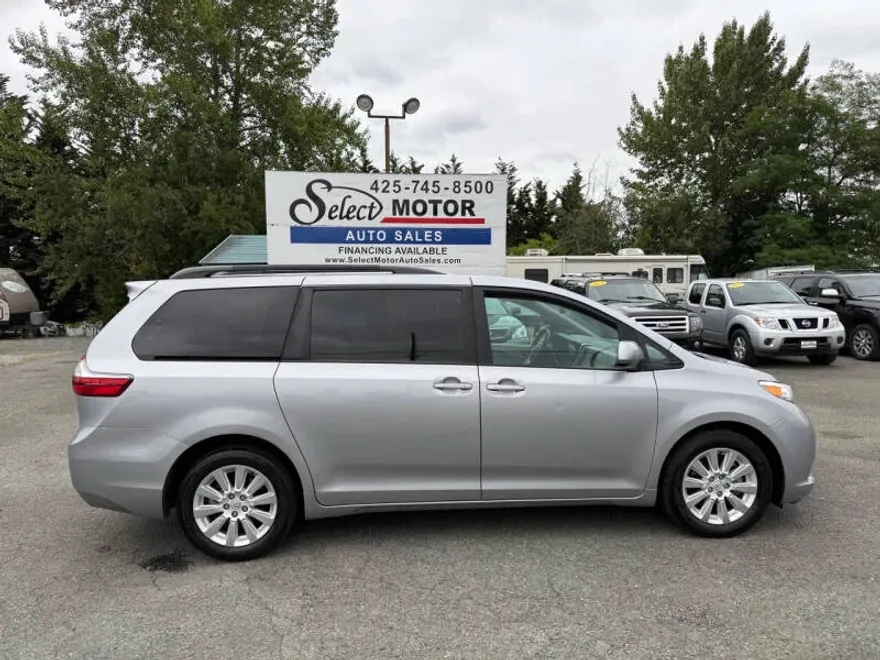 2015 Toyota Sienna LE photo 1