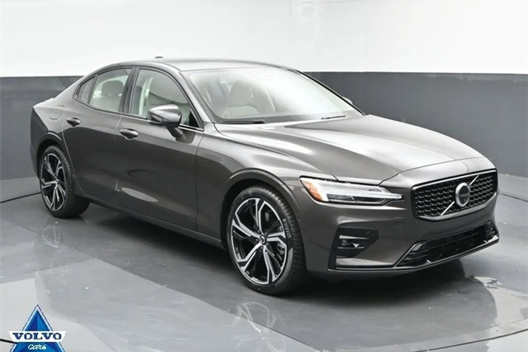 2025 Volvo S60 B5 Plus photo 1