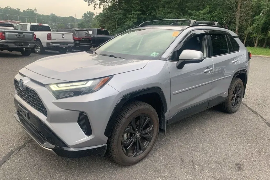 2022 Toyota RAV4 Hybrid SE photo 1