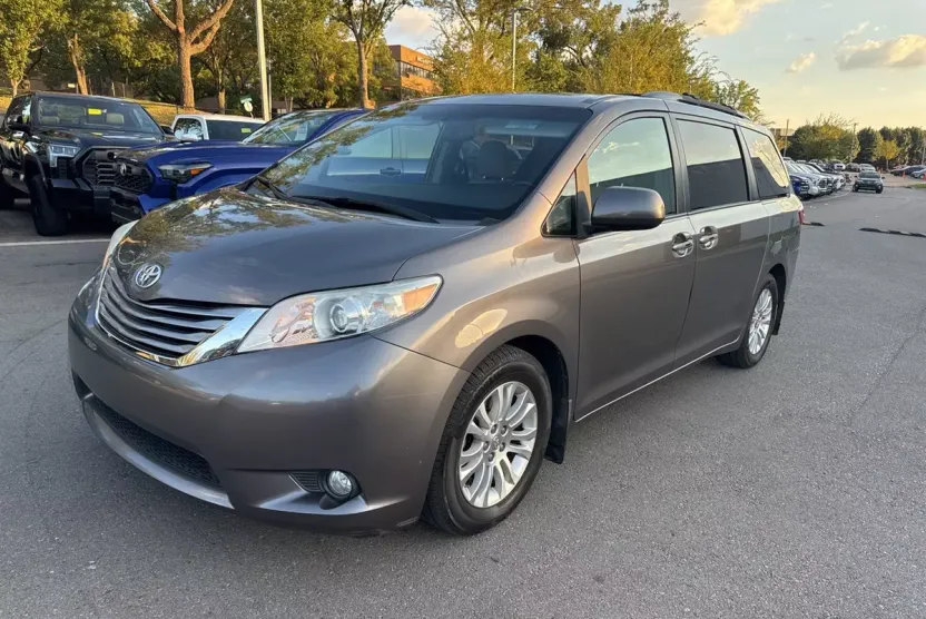 2016 Toyota Sienna L photo 1