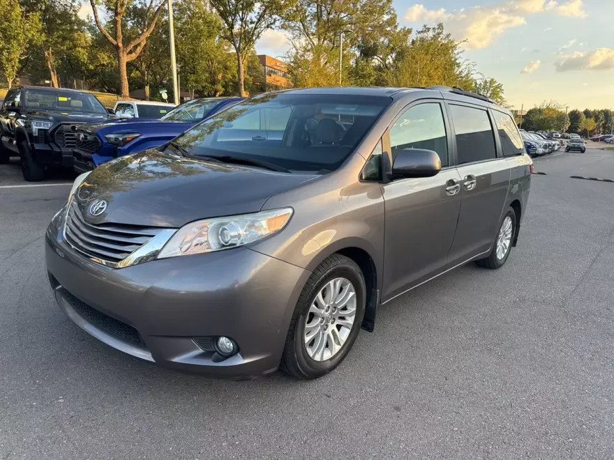 2016 Toyota Sienna L photo 1
