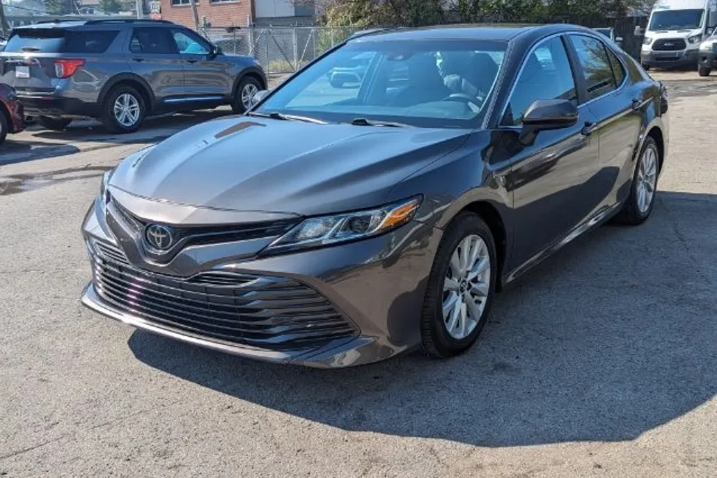 2018 Toyota Camry LE photo 1