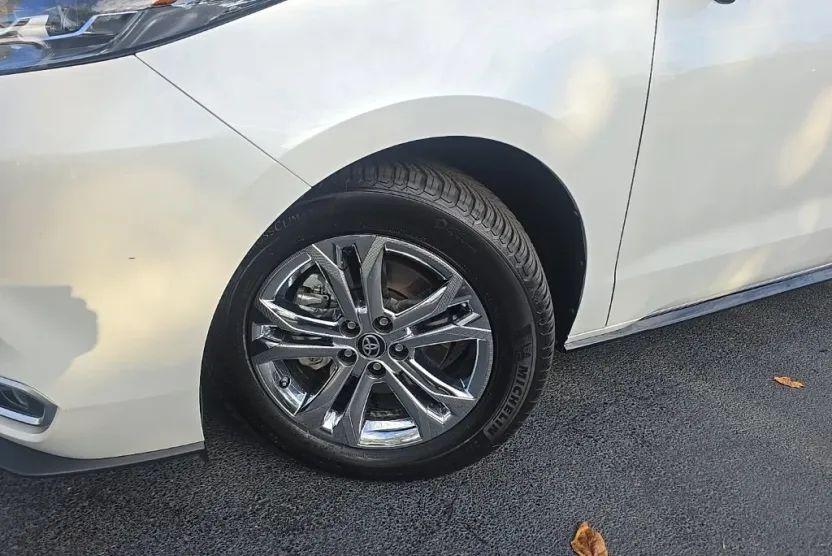 2024 Toyota Sienna Platinum photo 1