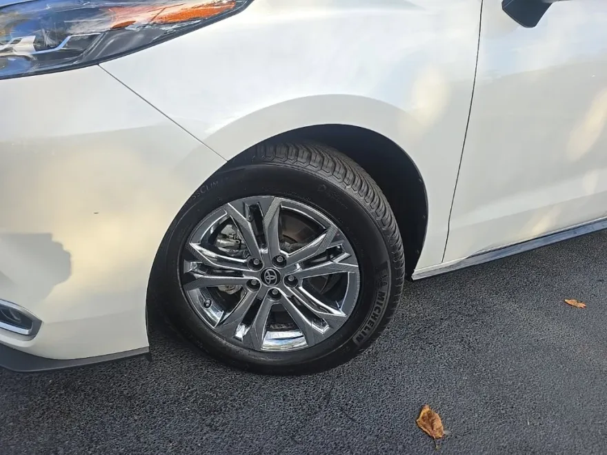 2024 Toyota Sienna Platinum photo 1