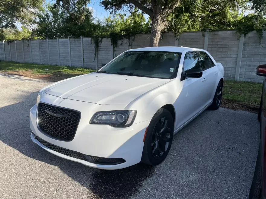 2023 Chrysler 300 Touring photo 1