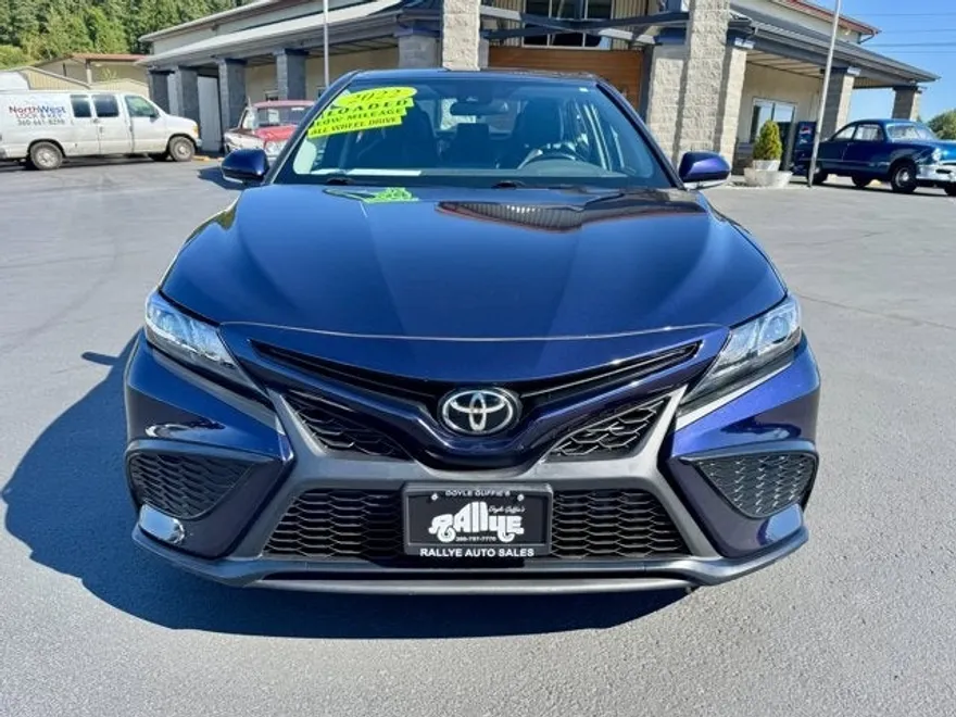 2022 Toyota Camry SE photo 1