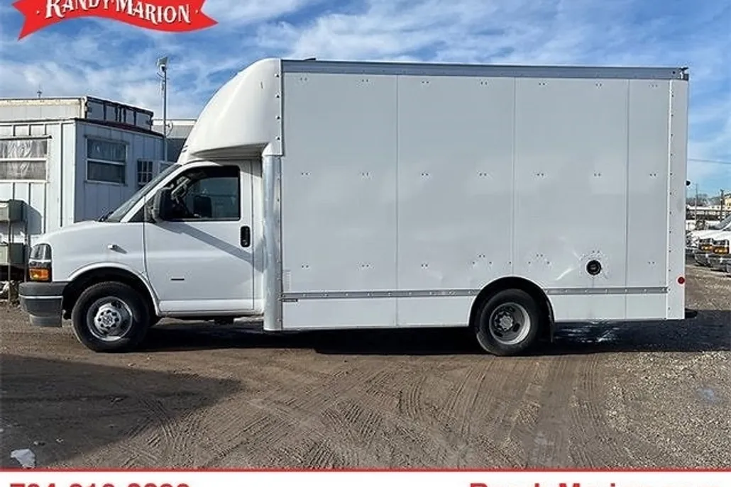 2023 Chevrolet Express Cutaway 3500 Work Van photo 1