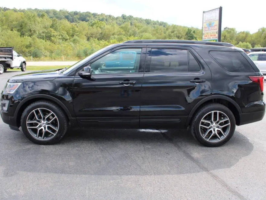 2017 Ford Explorer Sport photo 1