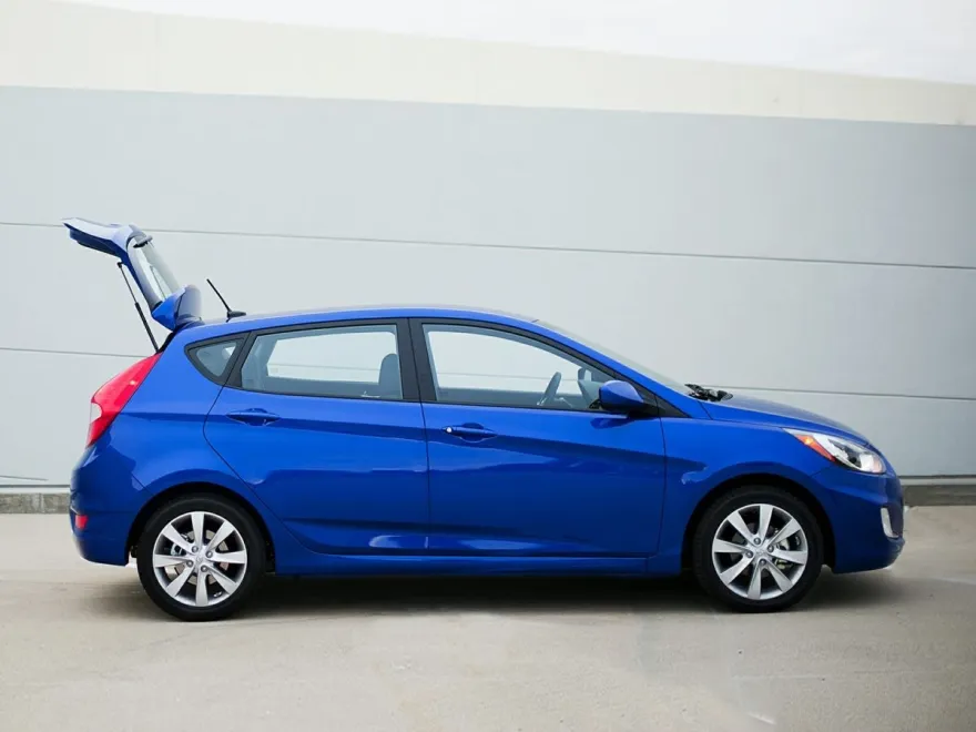 2013 Hyundai Accent SE photo 1