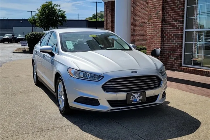 2016 Ford Fusion S photo 1