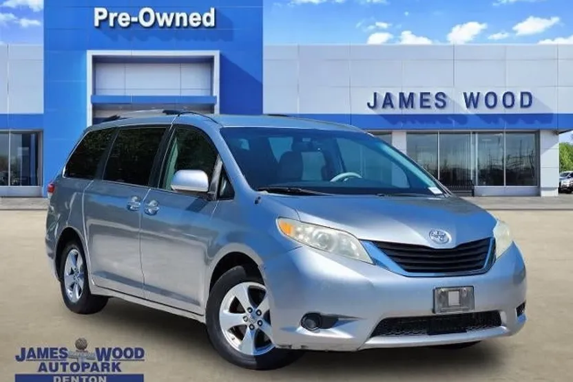2012 Toyota Sienna LE photo 1