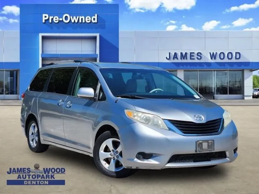 2012 Toyota Sienna LE photo 1
