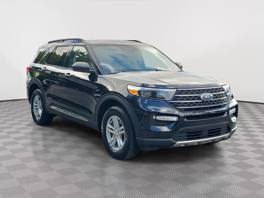 2023 Ford Explorer XLT photo 1