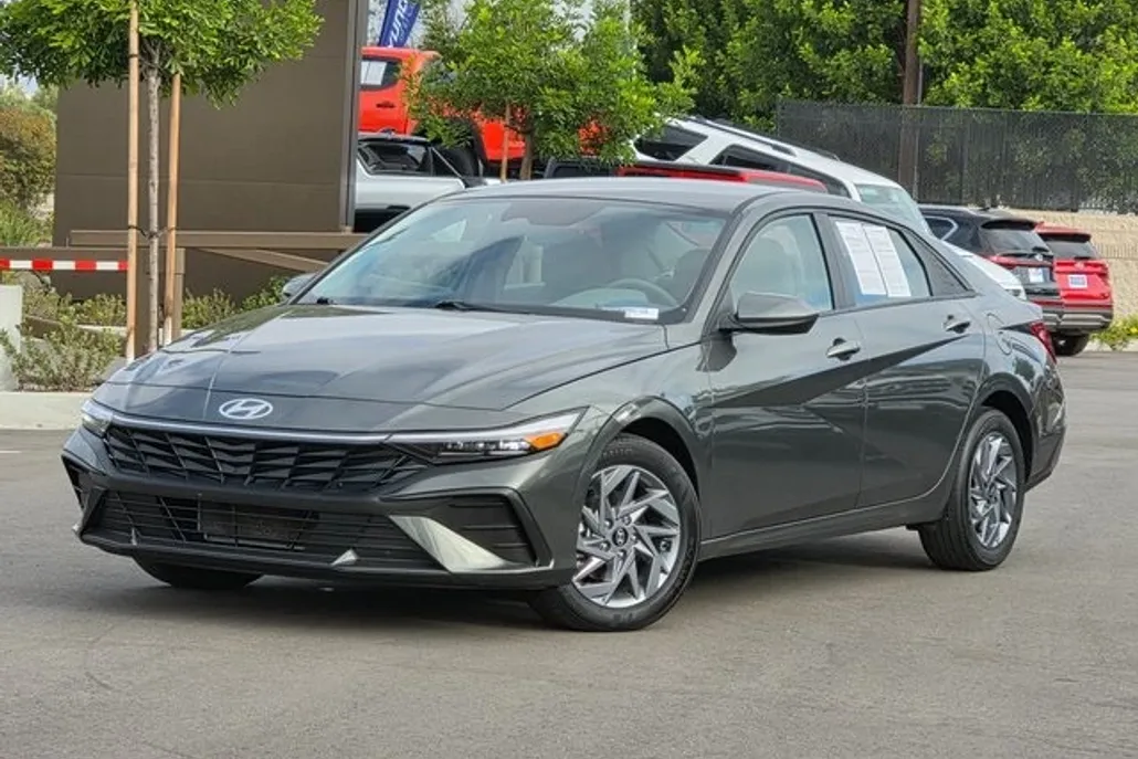 2024 Hyundai Elantra SEL photo 1