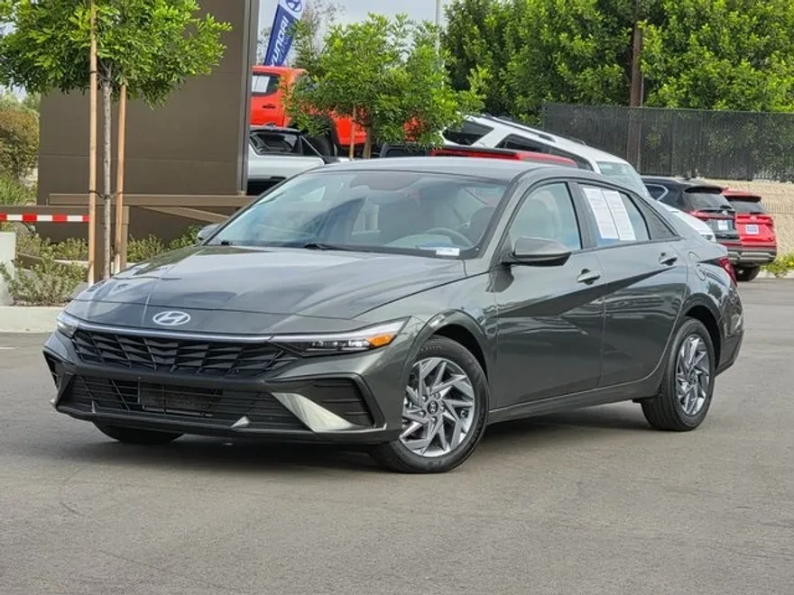 2024 Hyundai Elantra SEL photo 1