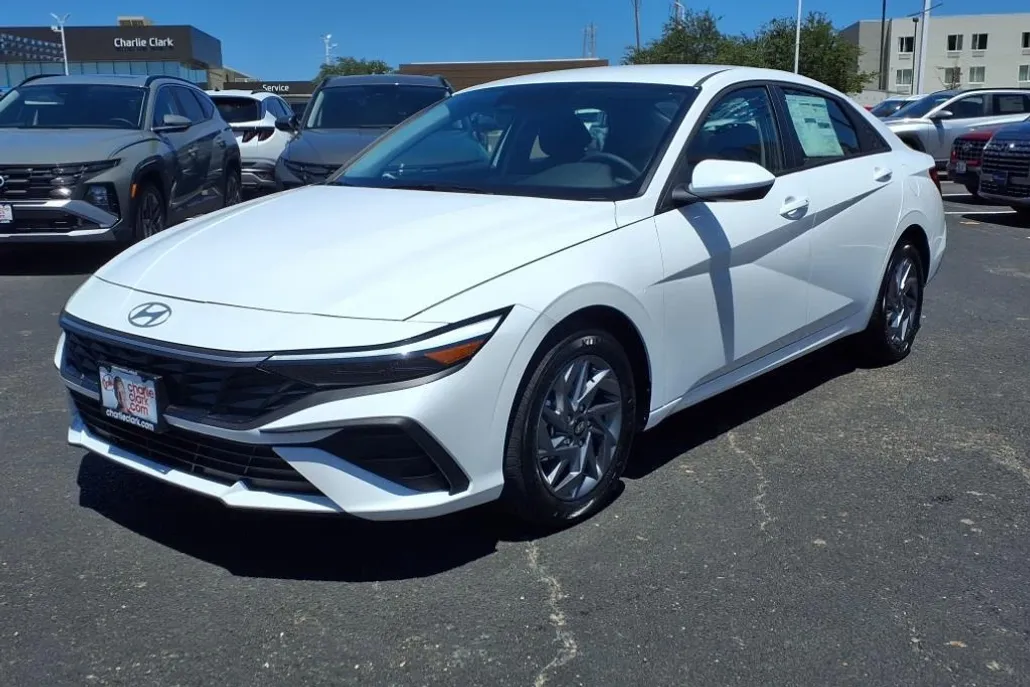 2025 Hyundai Elantra Hybrid photo 1