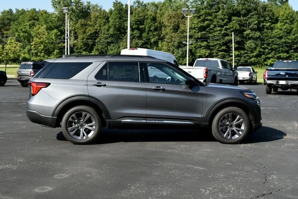 2025 Ford Explorer photo 1