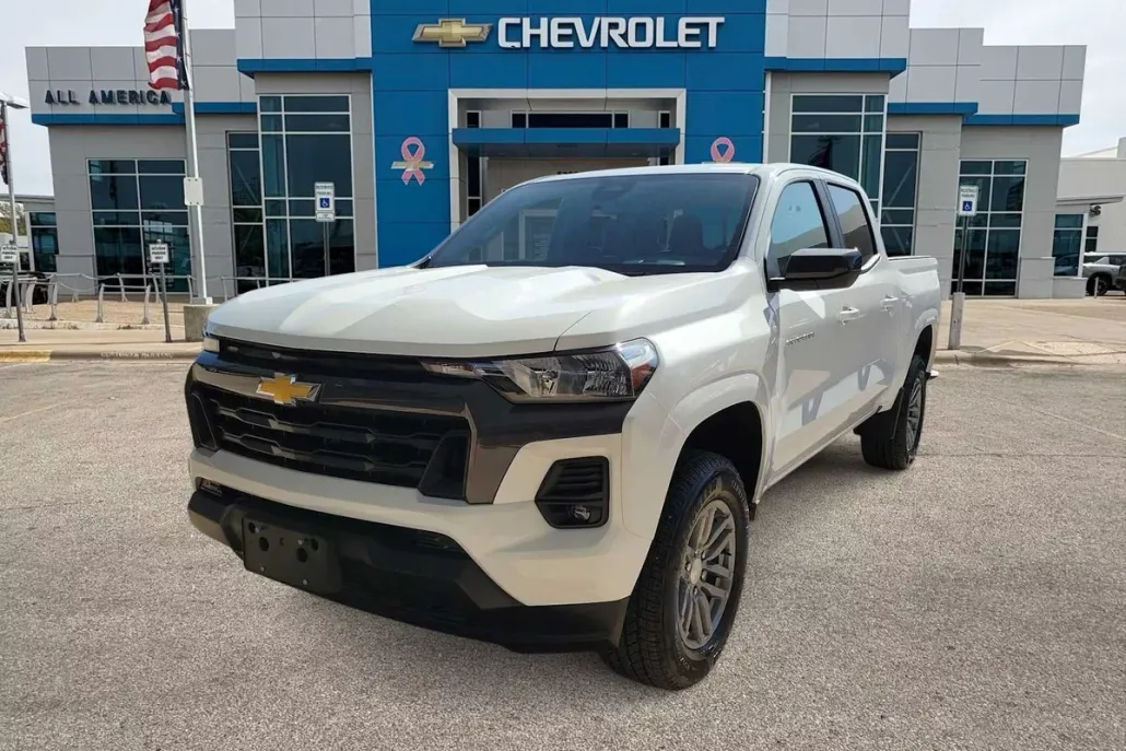 2024 Chevrolet Colorado LT photo 1