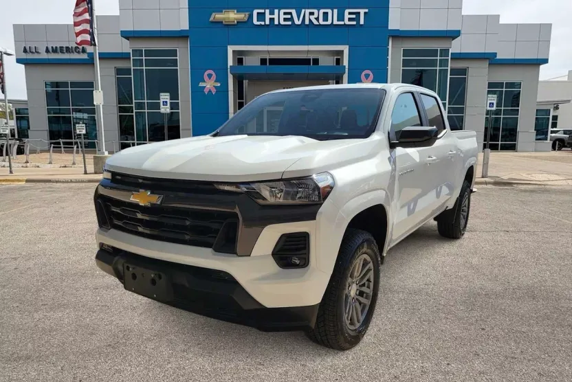 2024 Chevrolet Colorado LT photo 1