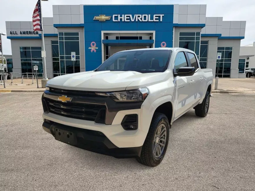 2024 Chevrolet Colorado LT photo 1