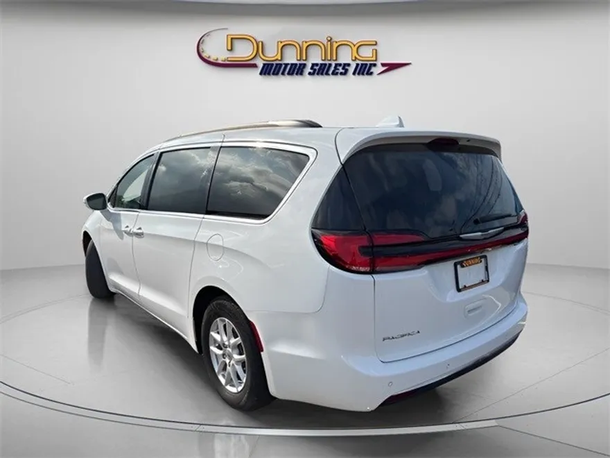 2022 Chrysler Pacifica Touring L photo 1