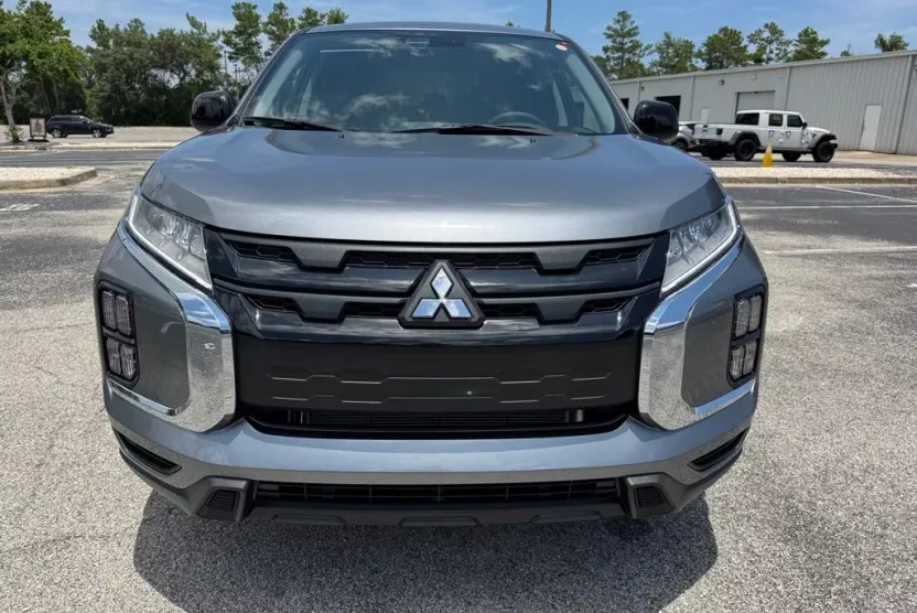 2025 Mitsubishi Outlander Sport LE photo 1