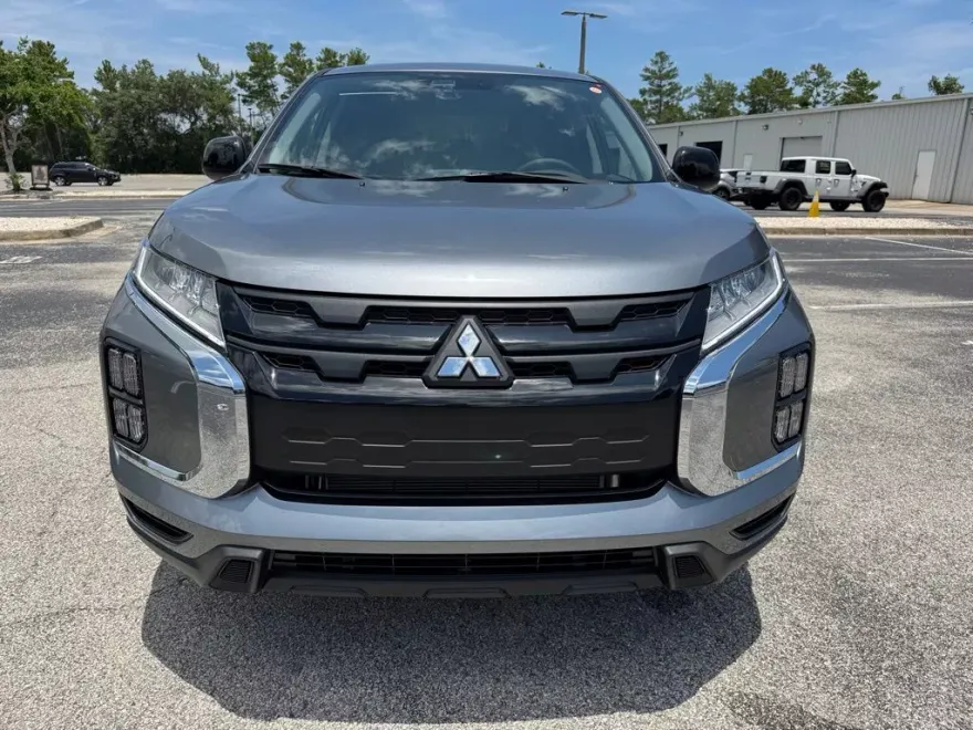 2025 Mitsubishi Outlander Sport LE photo 1