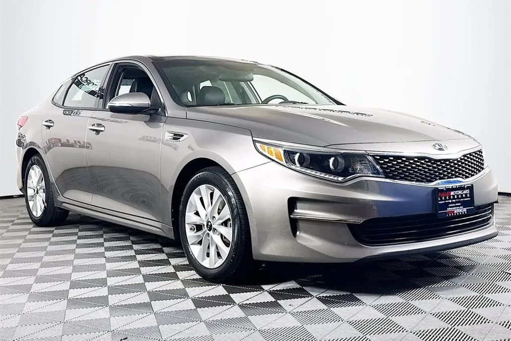 2017 Kia Optima EX photo 1
