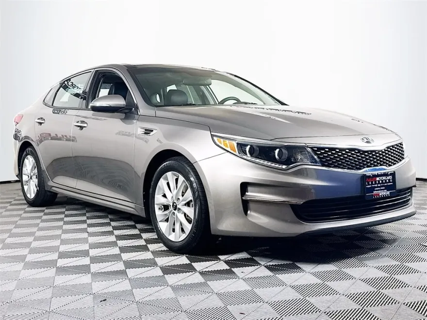 2017 Kia Optima EX photo 1