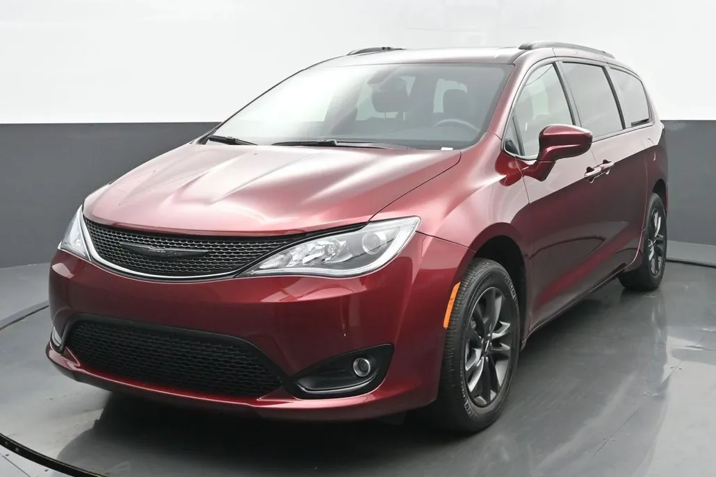 2020 Chrysler Pacifica Touring L photo 1