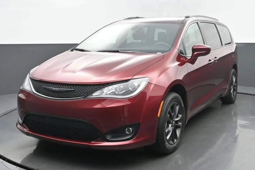 2020 Chrysler Pacifica Touring L photo 1