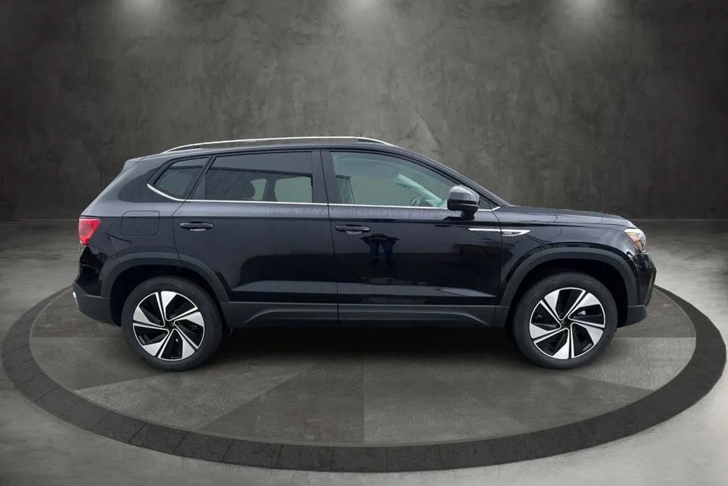 2024 Volkswagen Taos SE photo 1