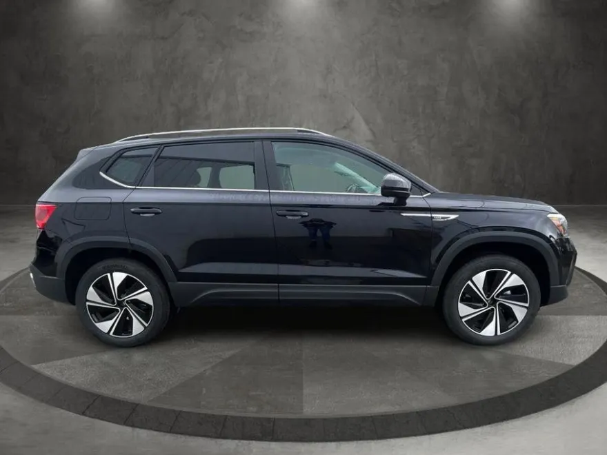 2024 Volkswagen Taos SE photo 1