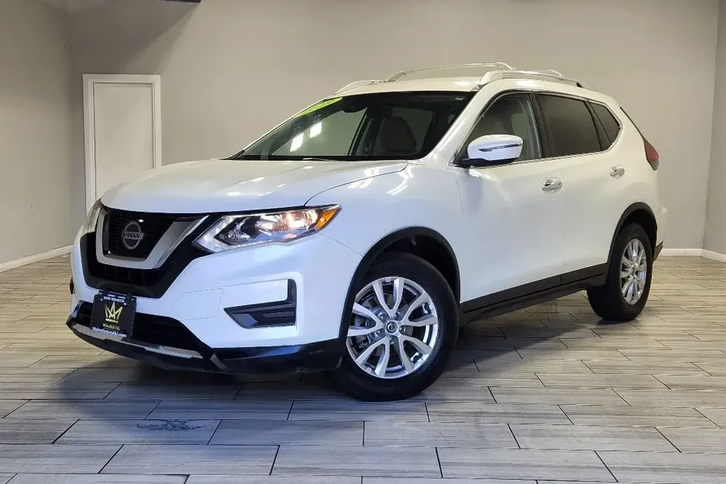 2020 Nissan Rogue SV photo 1