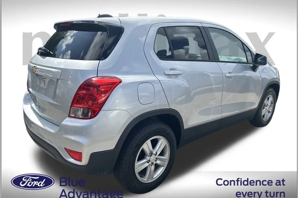 2022 Chevrolet Trax LS photo 1
