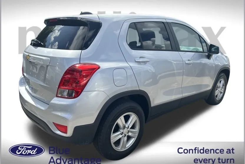 2022 Chevrolet Trax LS photo 1